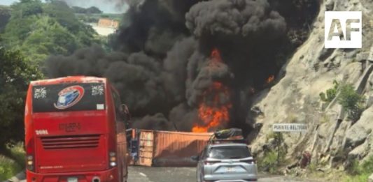 Tráiler volcado e incendiado bloquea autopista Colima-Guadalajara; reportan largas filas