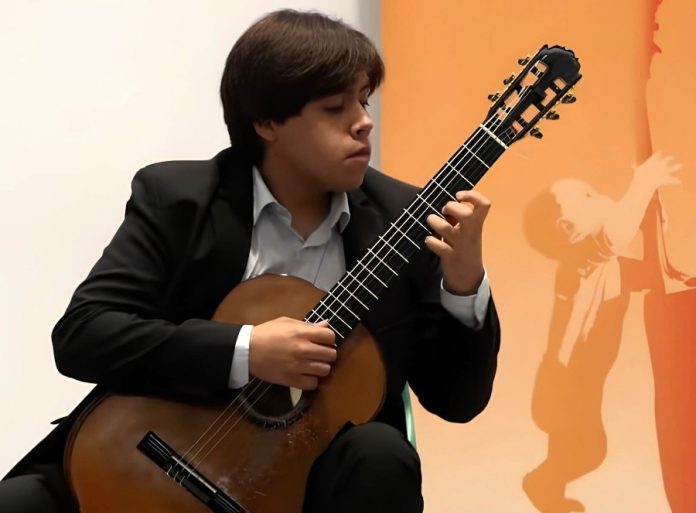Destaca Axel Centeno en concursos de guitarra de España y Michoacán_b