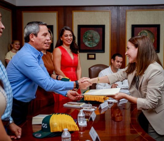 Entrega UdeC 40 promociones de nivel salarial para personal de confianza