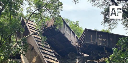 PC Tecomán mantiene vigilancia tras descarrilamiento del tren; acceso a La Guaracha permanecerá restringido