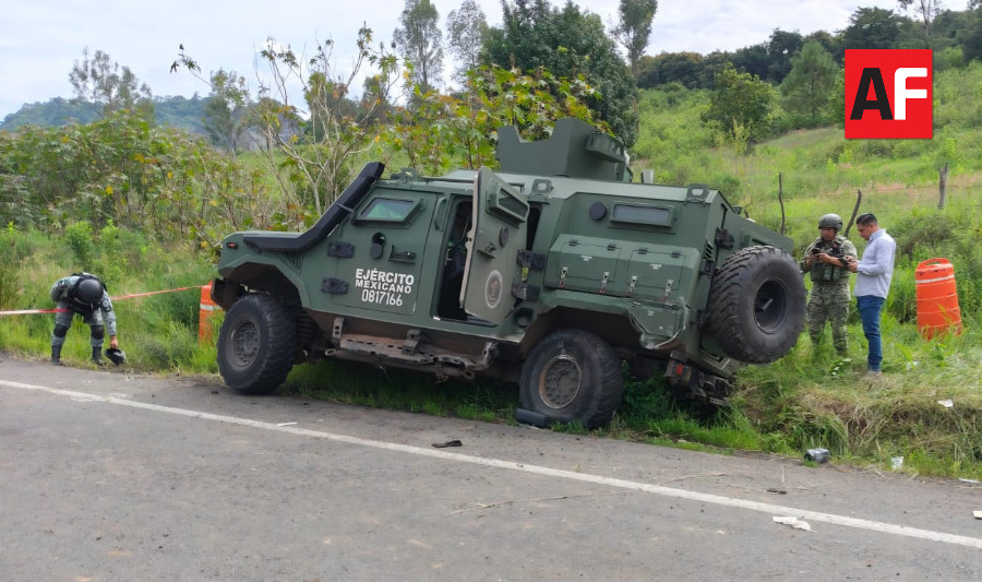 Vuelca blindado del Ejército en Tocumbo2