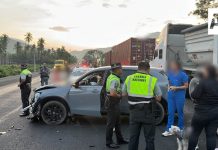 Dos lesionados tras chocar contra muro de contención en La Salada