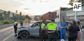 Dos lesionados tras chocar contra muro de contención en La Salada