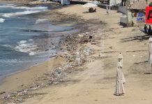 Basura arrastrada por lluvias llega a playas de Santiago y Olas Altas en Manzanillo