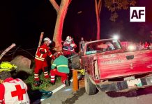 Rescatan a persona atrapada en vehículo tras accidente en El Algodonal, Coquimatlán