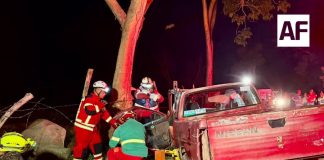 Rescatan a persona atrapada en vehículo tras accidente en El Algodonal, Coquimatlán