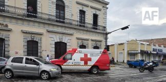 Tres personas, entre ellas un menor, resultan atendidas tras choque en el centro de Colima