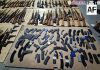 Detienen a tres en Nuevo León y aseguran 210 armas ocultas en semirremolques provenientes de Texas
