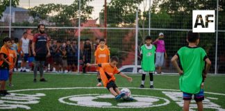 Gobernadora Indira Vizcaíno entregó nueva cancha de futbol 5 en Coquimatlán