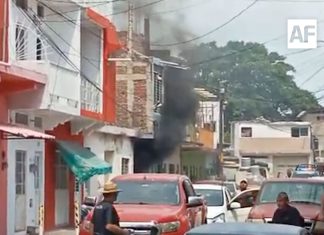 Incendio en vivienda moviliza a cuerpos de emergencia en el centro de Manzanillo