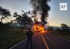 Delincuentes desatan bloqueos y quema de vehículos en Michoacán