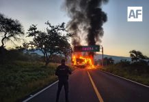 Delincuentes desatan bloqueos y quema de vehículos en Michoacán