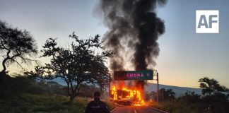 Delincuentes desatan bloqueos y quema de vehículos en Michoacán