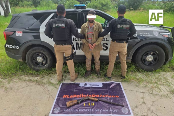 policia-caminos-jalisco-detenido-escopeta-armadillo-01