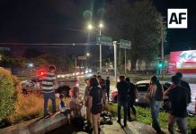 Volcadura en la glorieta del Rey Colimán deja a una mujer lesionada