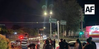 Volcadura en la glorieta del Rey Colimán deja a una mujer lesionada