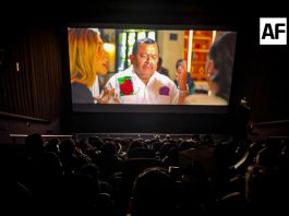 Silverio Palacios vuelve a casa y disfruta con los colimenses la “locura” de México en la pantalla grande