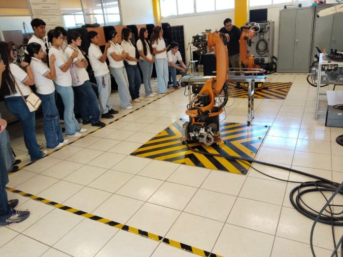 Acercan a estudiantes del Bach 21 a carreras de ingeniería