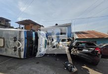 Camión urbano sin frenos impacta contra 5 vehículos y vuelca, en Uruapan
