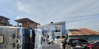 Camión urbano sin frenos impacta contra 5 vehículos y vuelca, en Uruapan