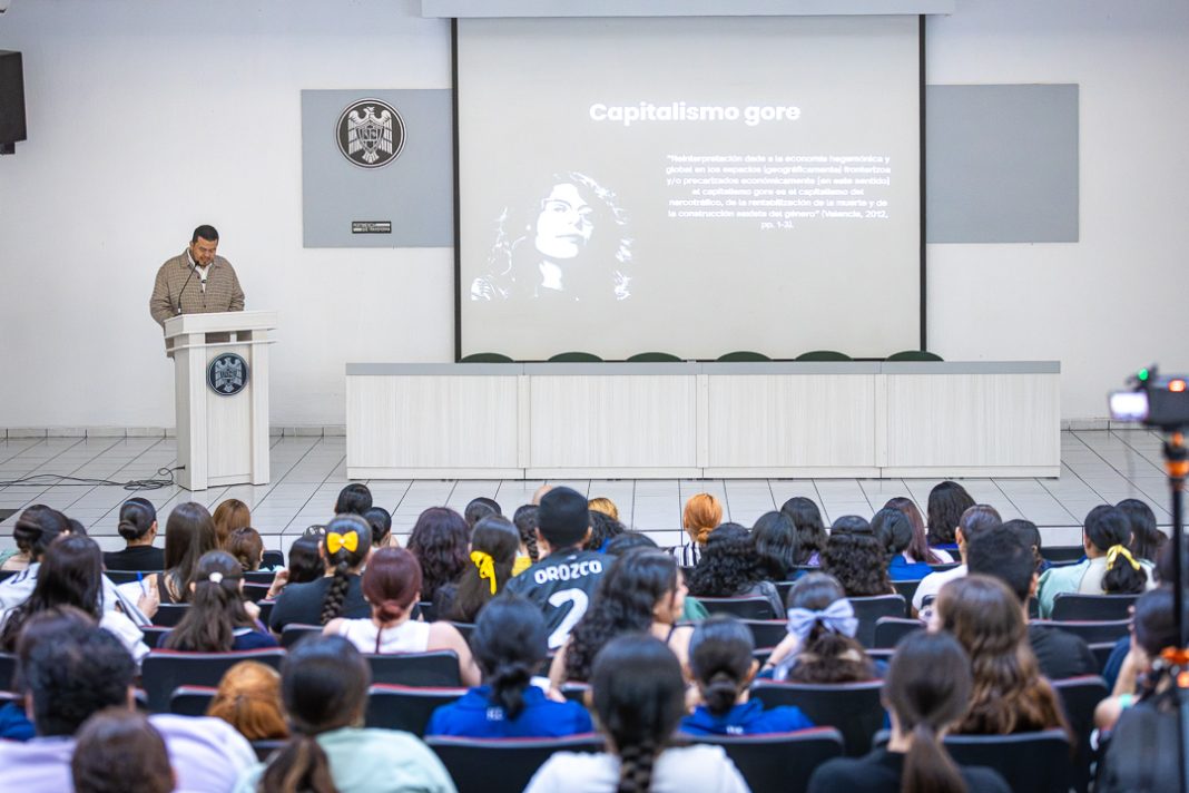Conferencia de Arnoldo Delgadillo sobre TikTok y la necromáquina