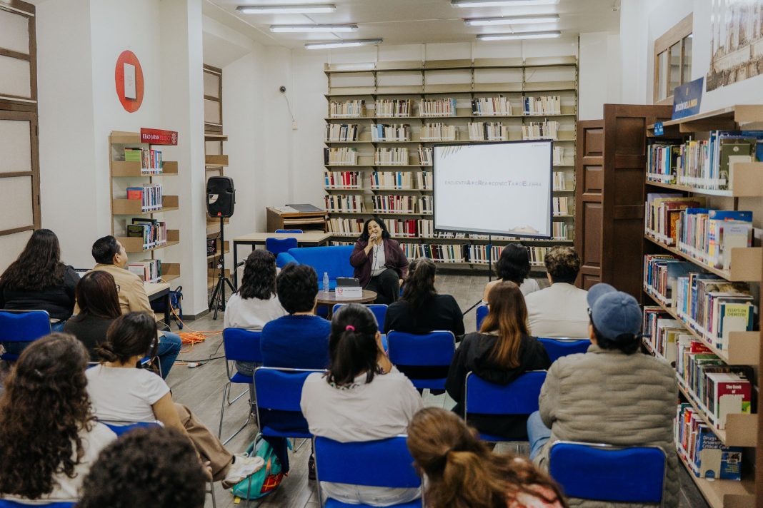 Dicta Gilda Callejas charla de gestión cultural universitaria
