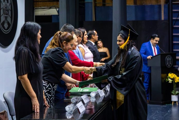 Entrega UdeC 188 certificados a egresados en la FCA_d
