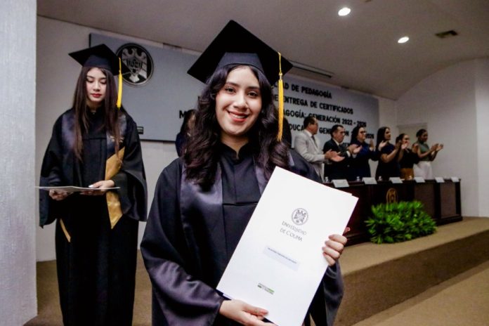 Entrega de certificados en la Facultad de Pedagogía_b