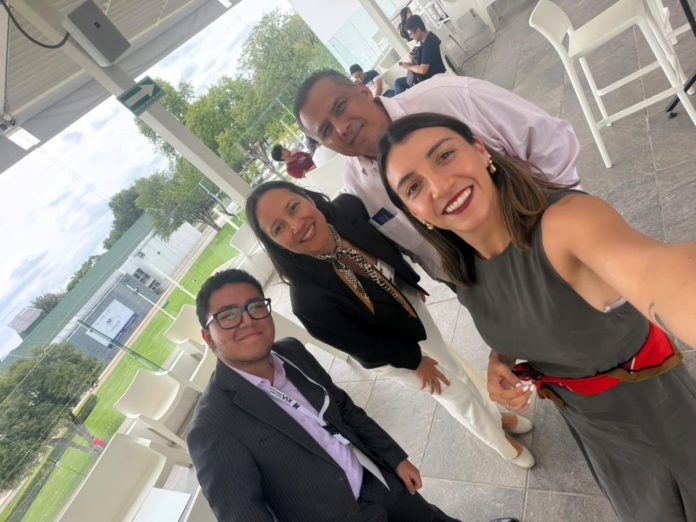 Estudiantes en congreso internacional de ciencia política
