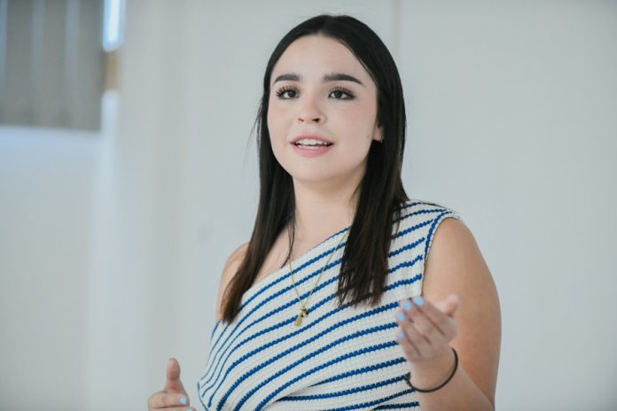 Estudiantes falcom analizan experiencias juveniles en entornos digitales_a