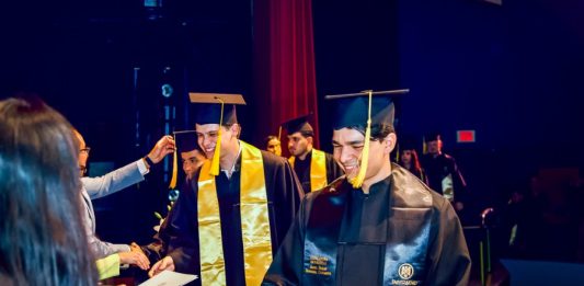Egresan 173 estudiantes de licenciatura y posgrado de la Facultad de Economía de la UdeC