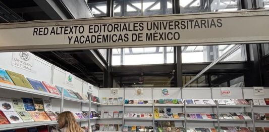 Libros universitarios frente a la IA: UdeC participa en debate editorial en FILUNI 2026