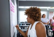 Analizan las barreras de acceso y uso de tecnologías digitales en personas adultas mayores