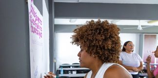 Analizan las barreras de acceso y uso de tecnologías digitales en personas adultas mayores