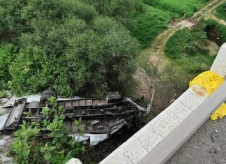 Muere una persona tras volcadura de vehículo de carga en la autopista Guadalajara–Lagos de Moreno