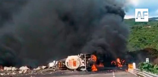 Cierran en ambos sentidos la autopista Guadalajara-Colima por volcadura e incendio de pipa con diésel