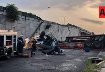 Tráiler cae de puente en el Libramiento Ejército Mexicano; conductor fue rescatado con vida y está fuera de peligro
