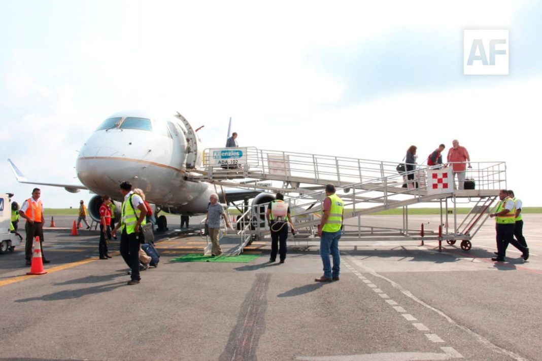 avion-aeropuerto-manzanillo