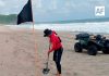 Protección Civil Manzanillo coloca banderas negras en Playa Peña Blanca y llama a extremar precauciones
