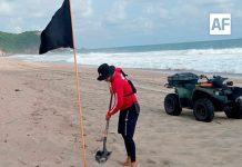 Protección Civil Manzanillo coloca banderas negras en Playa Peña Blanca y llama a extremar precauciones
