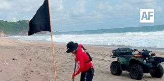 Protección Civil Manzanillo coloca banderas negras en Playa Peña Blanca y llama a extremar precauciones