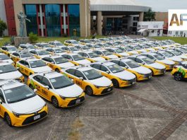 Indira Vizcaíno entregó permisos de operación a 123 nuevos taxis ecológicos en Colima