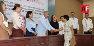 Gobierno del Estado de Colima y Poder Legislativo reconocen a docentes que han contribuido al desarrollo de la Educación Especial