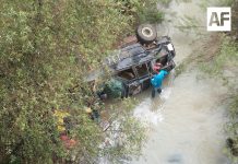 Muere joven tras caer camioneta a barranco sobre la carretera federal 70, en Mascota