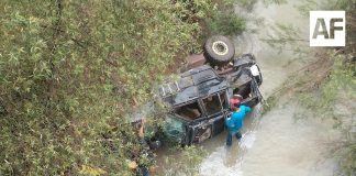 Muere joven tras caer camioneta a barranco sobre la carretera federal 70, en Mascota