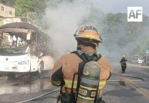 Autobús de transporte de personal se incendia en Puerto Vallarta; no hubo lesionados