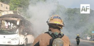 Autobús de transporte de personal se incendia en Puerto Vallarta; no hubo lesionados