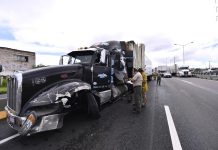 Aparatosa carambola entre camiones y autos deja cinco lesionados en Tonalá