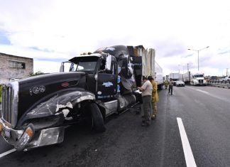 Aparatosa carambola entre camiones y autos deja cinco lesionados en Tonalá