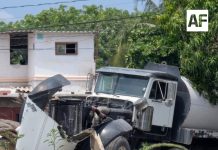 Choque de pipa y ferrocarril en Tecomán deja cuantiosos daños materiales